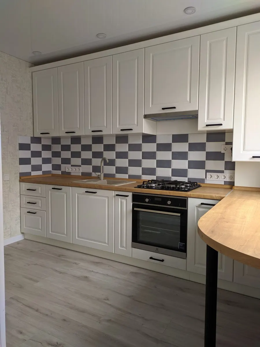 Cocina blanca con encimera de roble montada
