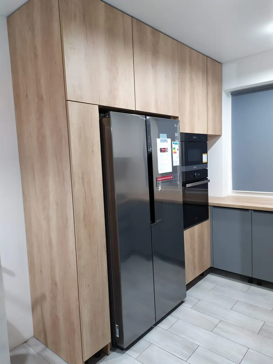 Columna de roble fabricada a medida para frigorífico